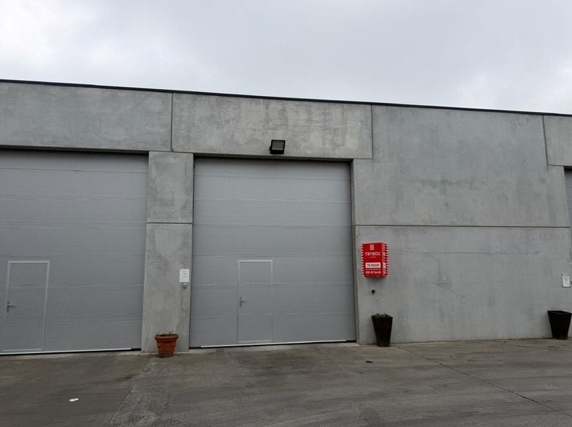 Opslagruimte +-165m² te huur.<br />
Breedte: 7,50 m<br />
Diepte: 21,50 m<br />
Hoogte poort +- 4 m<br />
Onmiddellijk beschikbaar<br />
Prijs exclusi