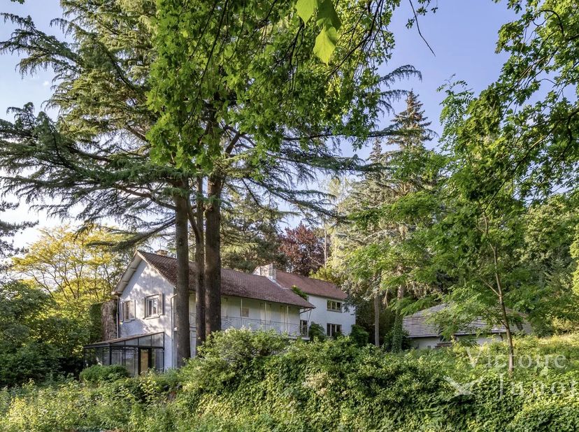 Au cur du très prisé quartier du Kauwberg, découvrez un terrain rare de 20 ares, niché dans un environnement unique et verdoyant. À labri des regards,