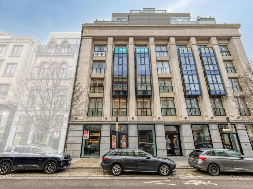 Propriété commerciale d'environ 220 m² à vendre dans un emplacement privilégié à Courtrai. Le bâtiment est situé à proximité de la place Schouwburgple