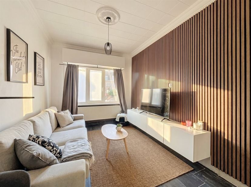 INSTAPKLARE WONING MET HALFOPEN KARAKTER MET 4 SLAAPKAMERS NABIJ HET CENTRUM VAN SINT-NIKLAAS !<br />
LIGGING:<br />
Deze instapklare gezinswoning gen
