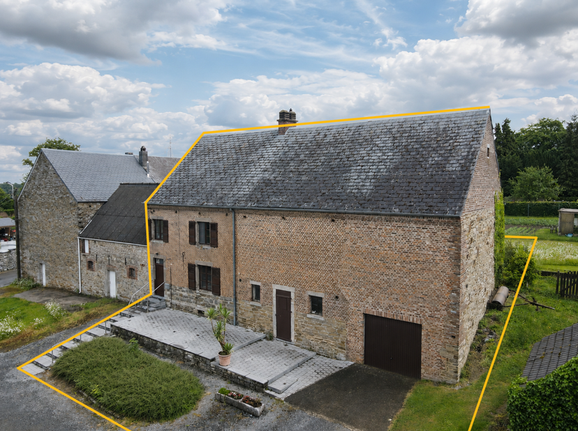 In het aangename dorp Hulsonniaux ontdekt u deze mooie woning met 4 slaapkamers! De woning is als volgt ingedeeld: op het gelijkvloers bevinden zich e