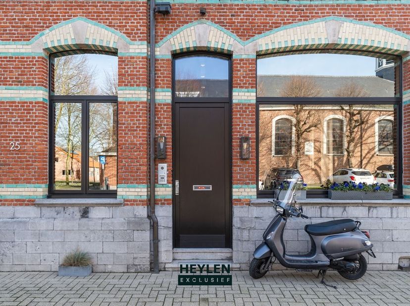 In het charmante dorpscentrum van Meerdonk, langs Meerdonkdorp en de Teerlingstraat, bevindt zich deze uitzonderlijke en uiterst exclusieve eigendom w