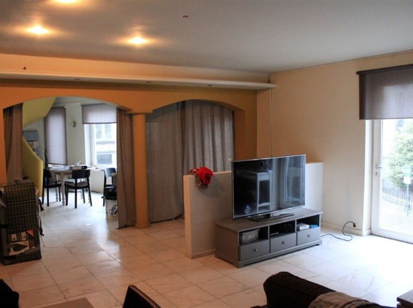 De gelijkvloerse verdieping van maar liefst 220m² huist momenteel een danscafé.<br />
Op de eerste verdieping bevindt zich een duplex appartement bes
