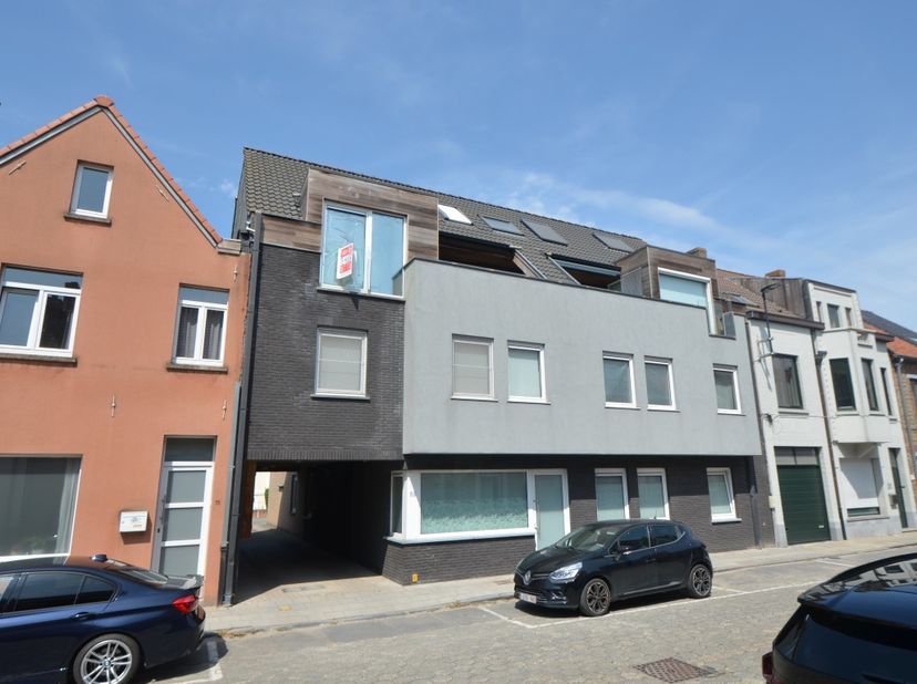 Ruim duplex appartement van 120 m2.<br />
Vrij vanaf 1 november 2026.<br />
<br />
Indeling:<br />
<br />
- inkom met gastentoilet<br />
- ruime livin
