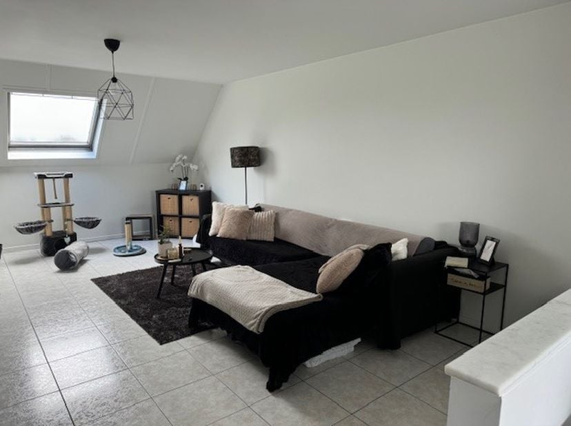 Ben jij op zoek naar een knus appartement? Dan is dit praktisch appartement op de 3de verdieping (geen lift) precies wat je zoekt!<br />
Je komt binne