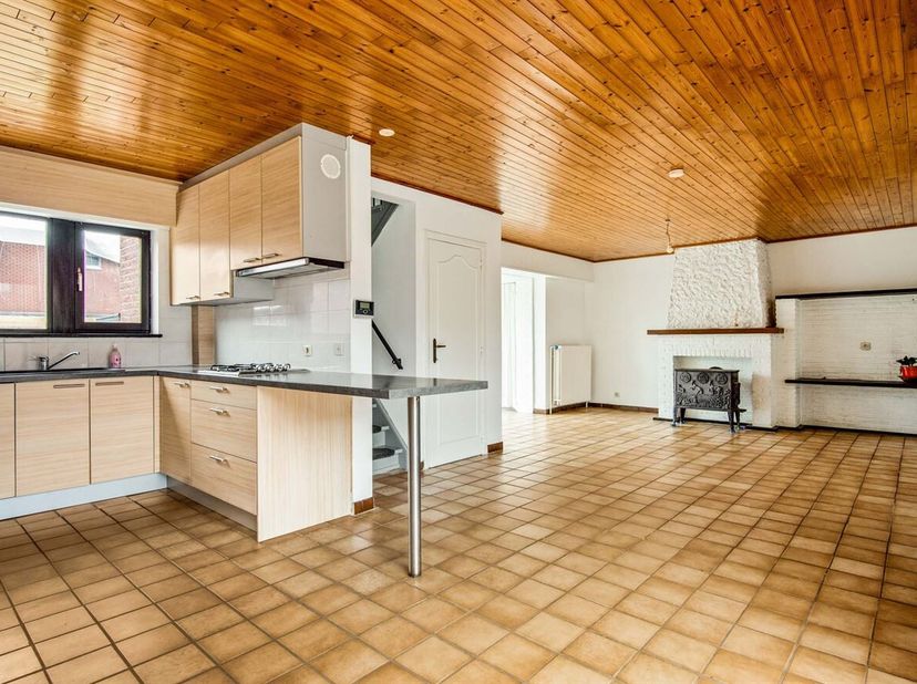 Ligging:<br />
Gelegen in de Sint-Antoniuswijk te Rotselaar bevindt deze woning zich in een rustige en kindvriendelijke woonomgeving. Dankzij de vlott