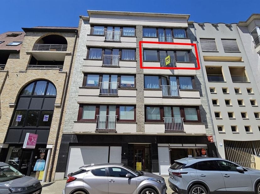 A 3 minutes de la digue à pieds, appartement situé au 3e étage du bâtiment avec ascenseur et comprenant: <br />
Hall d'entrée, WC séparé, hall de nuit