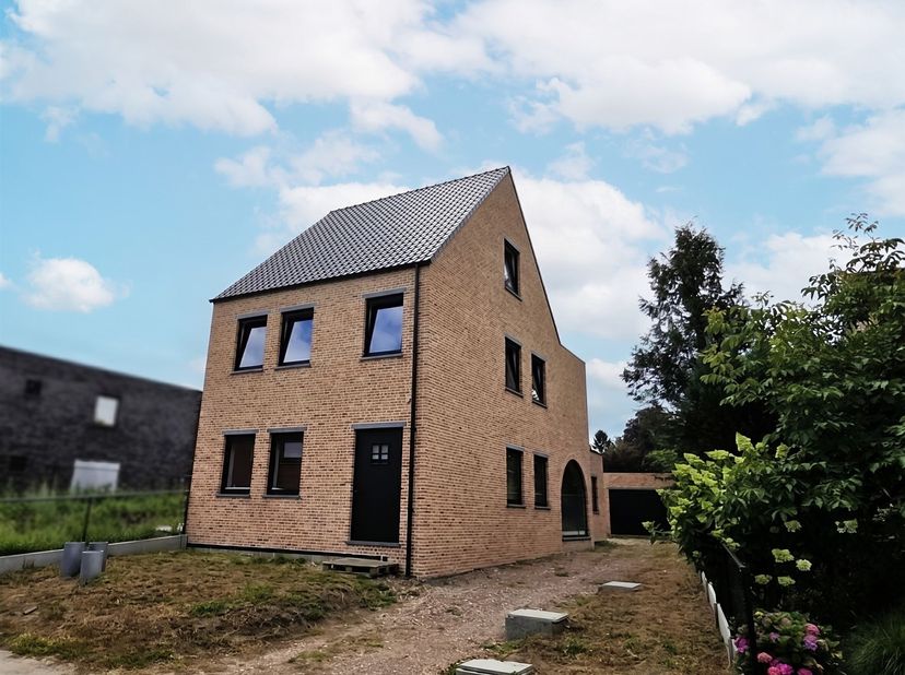 De woning combineert een zeer praktische indeling met alle voordelen van een energiezuinige woning met EPC score A.<br />
Deze landelijke halfopen be