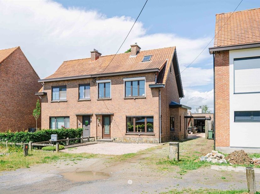 SINT-NIKLAAS - Aan de rand van Sint-Niklaas, nabij Nieuwkerken-Waas, bevindt zich deze charmante halfopen woning. Dankzij de vlotte verbinding via de