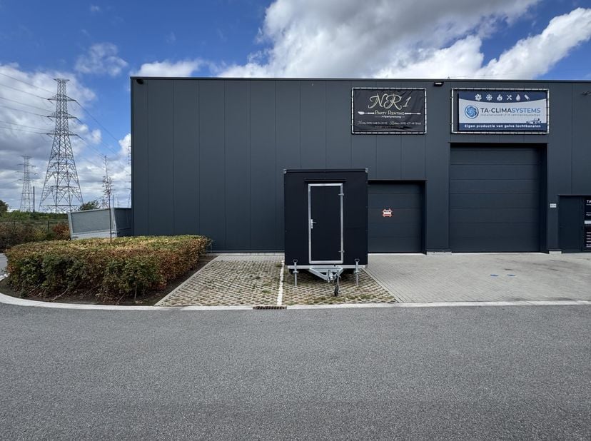 Deze KMO-unit is gelegen op het industrieterrein Genk-Zuid en is geschikt voor diverse doeleinden, waaronder opslag, kleine productie en andere bedrij