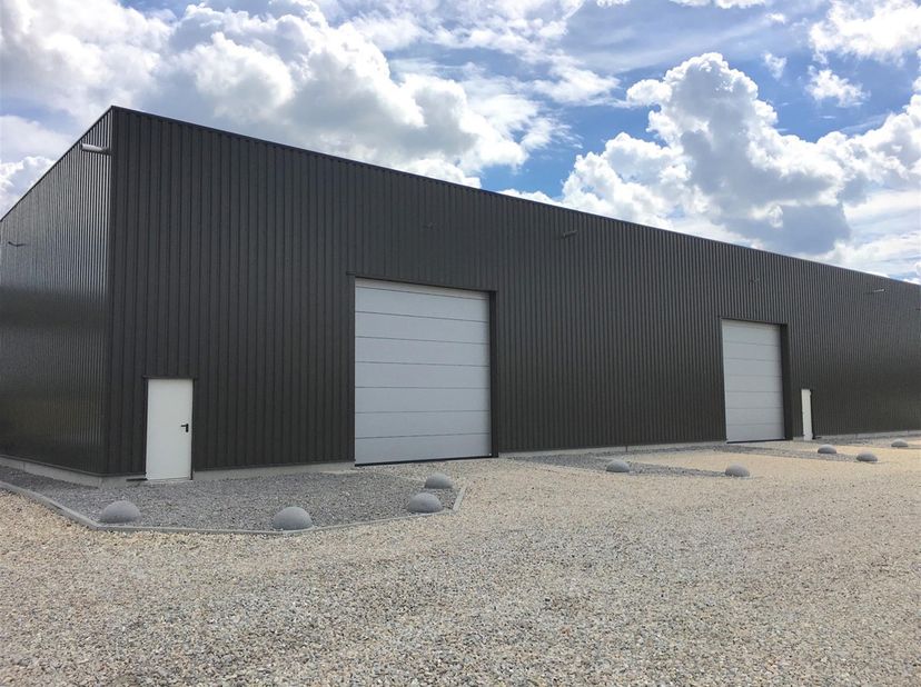 Recente bedrijfshal van 300m² gelegen op het industrieterrein Centrum-Zuid in Houthalen. Dit bedrijfspand is gelegen naast de op- en afrit 29 van de a