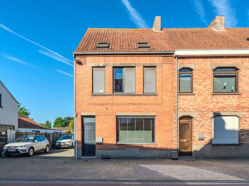 Deze recent en eigentijds gerenoveerde woning met vier kamers ligt vlakbij het centrum van Gistel.<br />
Dit huis voorziet alle comfort voor een gezin