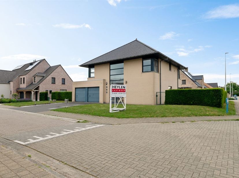 Bij het betreden van deze open bebouwing wordt u verwelkomd in een lichtrijke inkomhal met grote raampartijen die zorgen voor een aangename en open sf