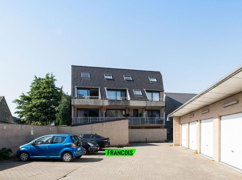 Vous recherchez un duplex clé sur porte dans un emplacement calme mais central ? Alors cet appartement soigné, situé dans une résidence bien entretenu