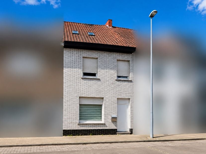 Ontdek deze charmante en instapklare woning, ideaal gelegen in het hart van Roeselare. Dankzij de centrale ligging geniet u hier van het beste van twe