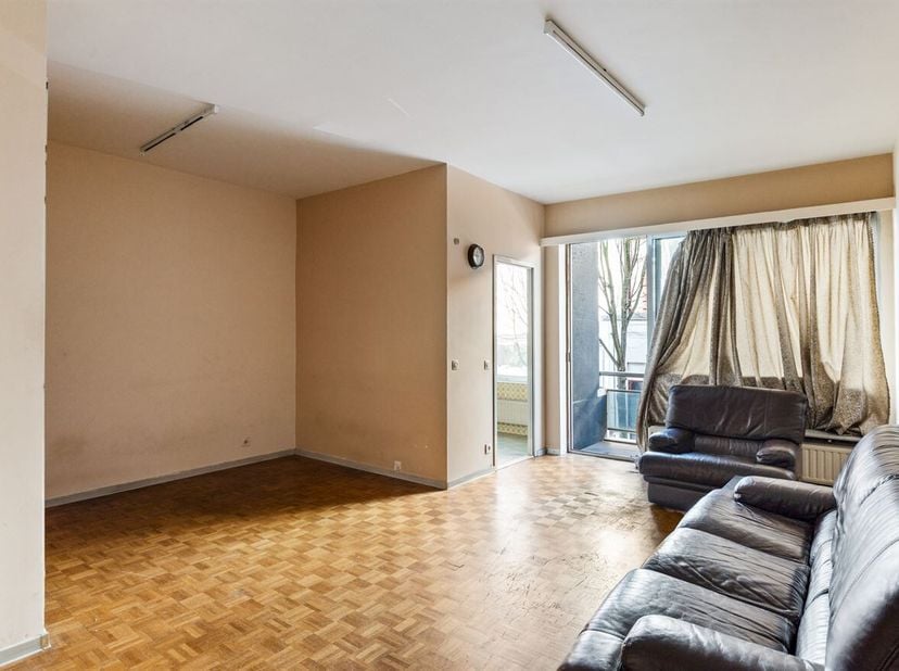 Deze aangename en lichtrijke studio biedt een ideale woonoplossing voor starters, alleenstaanden of investeerders die op zoek zijn naar een praktische
