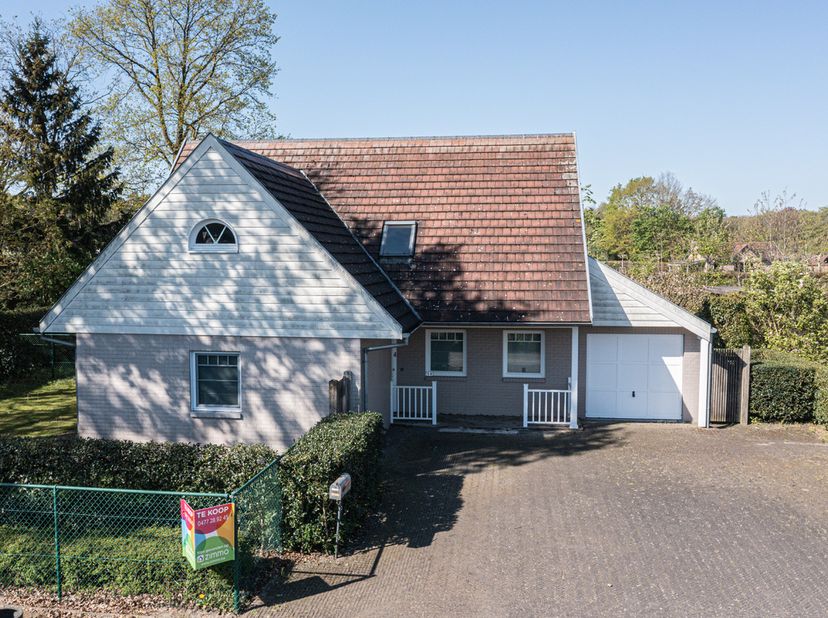 Energiezuinige woning van 2008 met een grondoppervlakte van 1300 m2, gelegen in een groene omgeving met ideale verbindingswegen.<br />
Indeling: Glv: