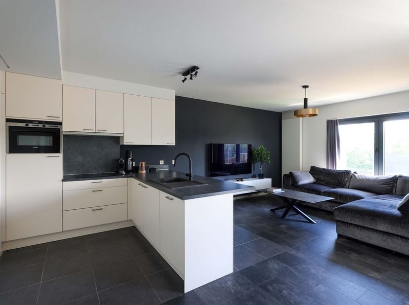 Stijlvol instapklaar appartement met 2 slaapkamers én zuidgericht terras inclusief autostaanplaats<br />
<br />
Omgeving:<br />
+ Gelegen in een ru