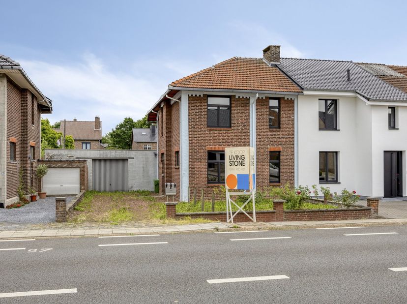 Deze renovatiewoning is gelegen op een ruim halfopen perceel nabij het ziekenhuis van Tongeren en vormt een uitstekende opportuniteit voor wie op zoek