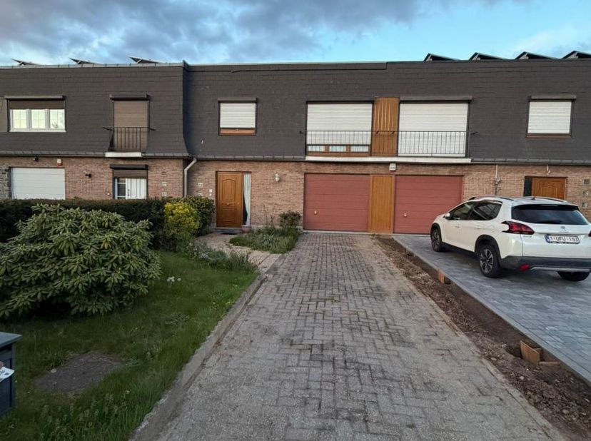 MAISON D'HABITATION<br />
<br />
Maison d'habitation (deux façades) avec garage, jardin, abri de jardin et vide ventilé accessible par l'extérieur. <b