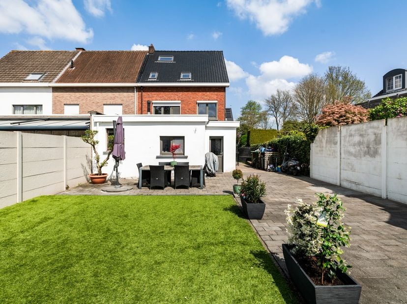 Pal in het centrum, maar toch rustig gelegen. Deze ruime woning met 5 slaapkamers en 2 badkamers biedt het ideale wooncomfort voor grotere gezinnen.<b