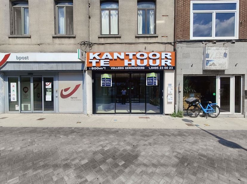 Gelegen in de Kouterstraat, pal naast bpost en midden in het commerciële centrum van Temse, bevindt zich dit ruime en veelzijdige handelspand met een
