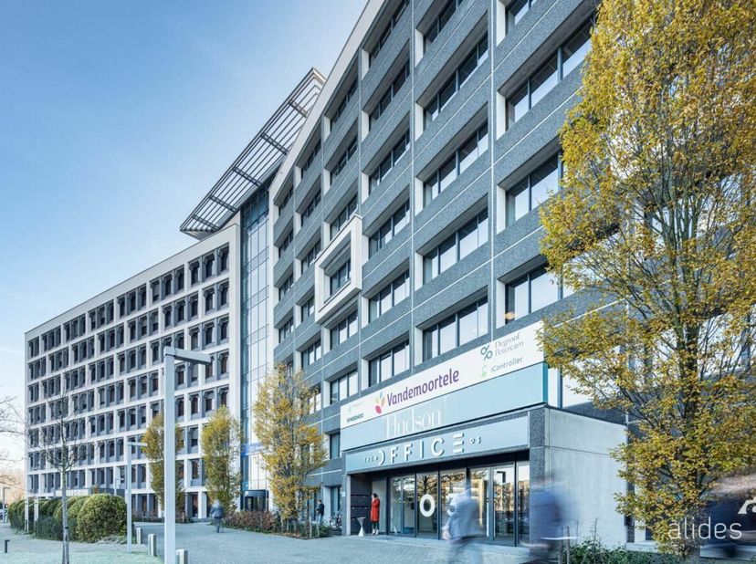 L'immeuble de bureaux rénové The Office est situé sur les rives de l'Escaut et est facilement accessible depuis le centre-ville de Gand ainsi que par