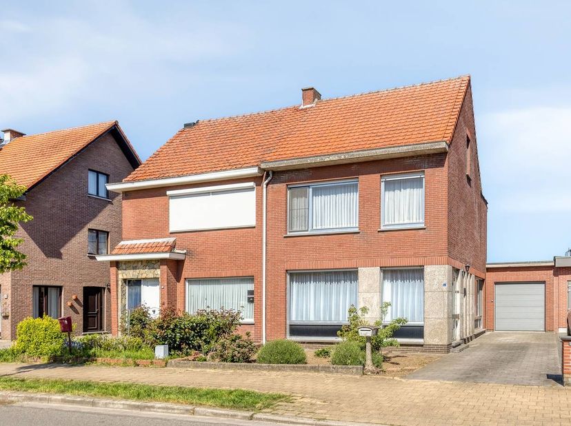 Deze woning in Hoevenen/Stabroek is rustig gelegen en toch nabij alle belangrijke voorzieningen zoals winkels, scholen en invalswegen – een ideale com
