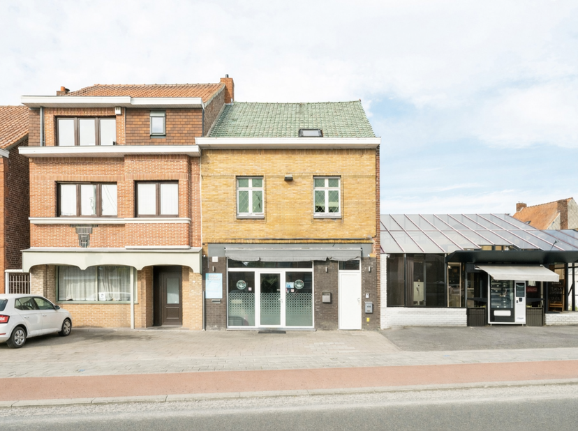 Rez-de-chaussée commercial avec habitation.<br />
L’espace commercial (53 m²), équipé d’une cuisine professionnelle, dispose d’une entrée indépendante