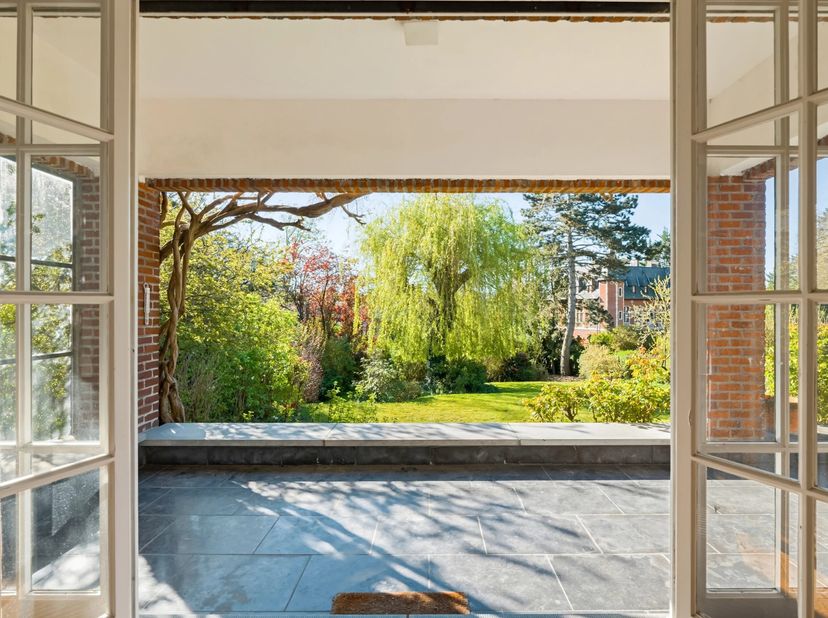 Située dans un environnement résidentiel recherché, cette maison unifamiliale quatre façades à rénover de +-440m² habitables, implantée sur un magnifi