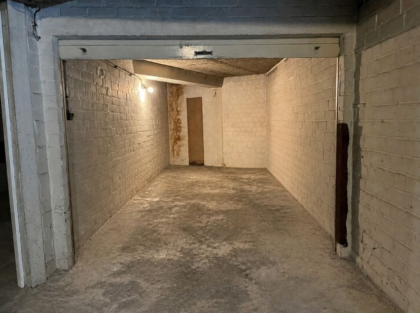 Garage individuel situé au niveau -1, en plein centre de Nieuwpoort-Bad, à quelques pas de la mer, des commerces, des restaurants et des transports en
