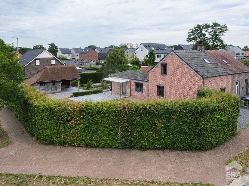 CHARMANTE, INSTAPKLARE WONING MET 2 SLAAPKAMERS EN KNAP BIJGEBOUW IN PELT! In een rustige en kindvriendelijke omgeving in Pelt vinden we deze verzorgd
