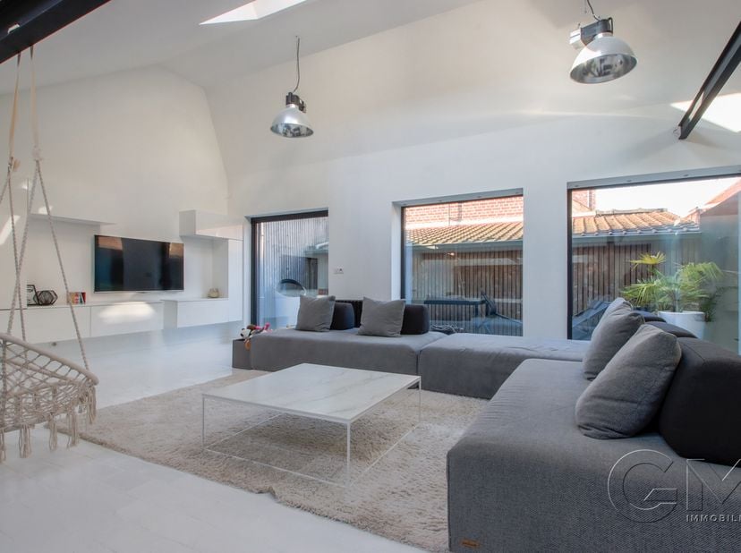 À quelques pas de la place du village prisé de Dottignies, loft situé à l'abri des regards avec deux chambres (possibilité trois) et d'un garage.<br /