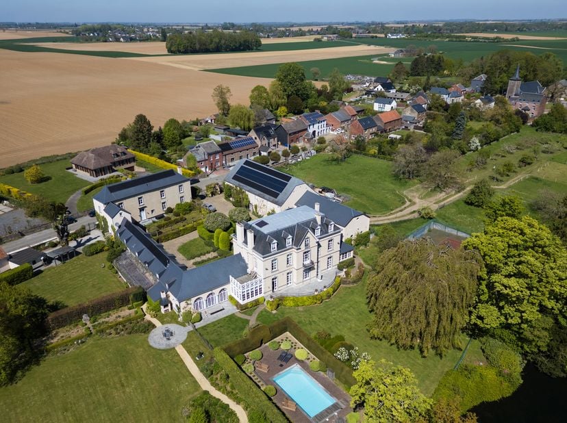 EGHEZÉE, in het hart van het charmante dorp Liernu, bevindt zich een prachtig eigendom van ongeveer 5,4 hectare. Deze voormalige vierkantshoeve werd m