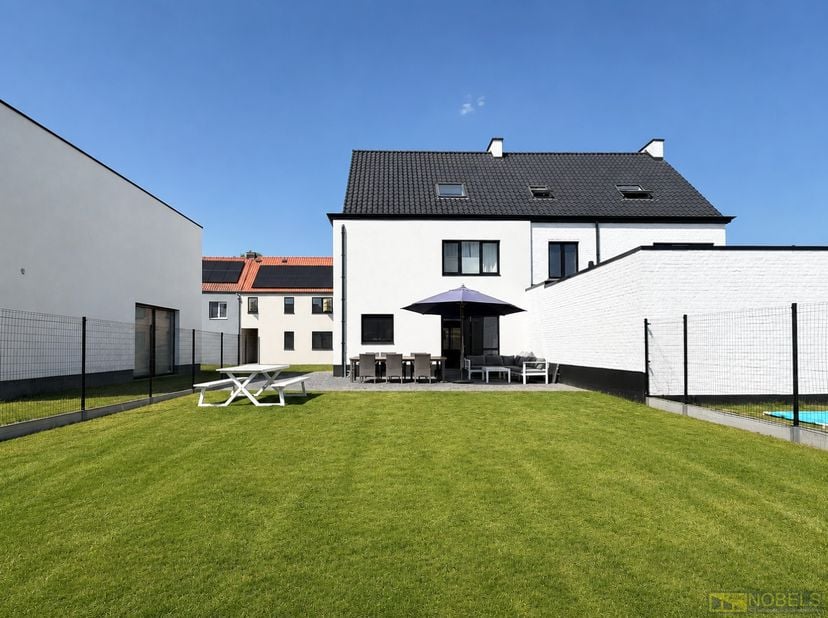 STIJLVOL GERENOVEERDE HALFOPEN BEBOUWING met HOOGWAARDIGE AFWERKING en zonnige tuin in het HART VAN ZINGEM. Deze VOLLEDIG INSTAPKLARE WONING verwelkom