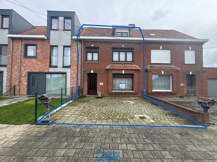 Deze woning is gelegen in rustige woonwijk in Houthulst op wandelafstand van openbaar vervoer, winkels en school.<br />
<br />
Indeling:<br />
<br />