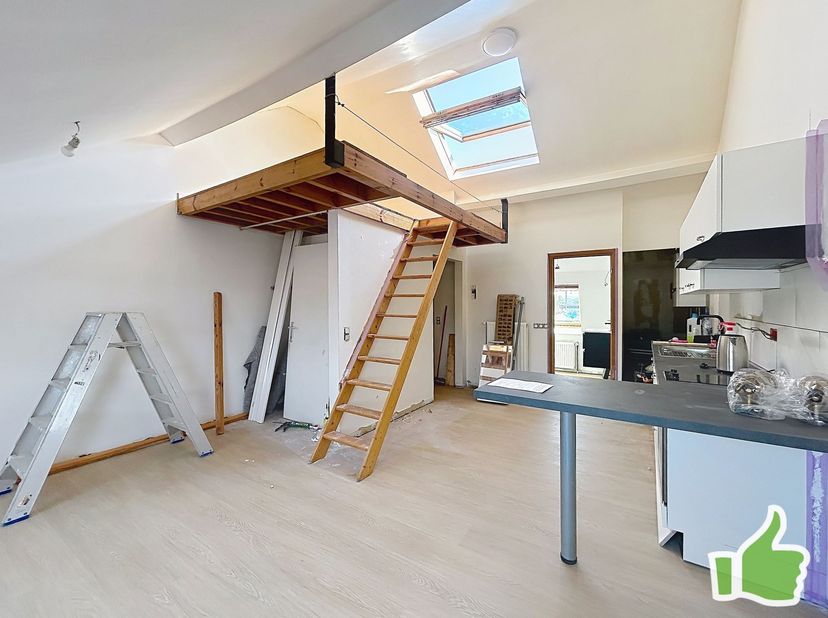 Situé au dernier étage d'une résidence de 3 logements dans une rue calme de Froyennes.<br />
<br />
Hall d'entrée avec wc, séjour très lumineux, cui