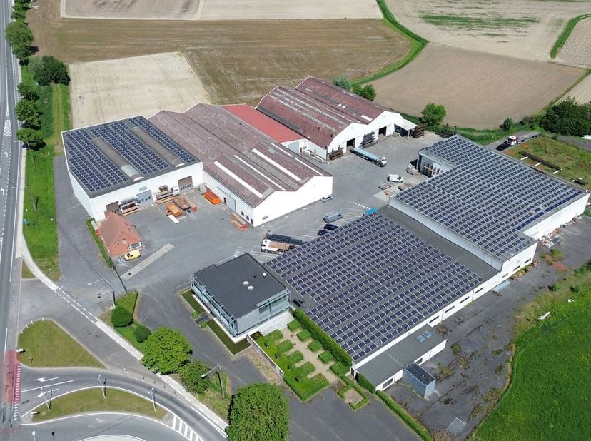Uniek bedrijfscomplex op een terrein van +/- 36.356 m² te koop bestaande uit +/- 10.600 m² industriële gebouwen, een ingericht kantoorgebouw (+/- 580
