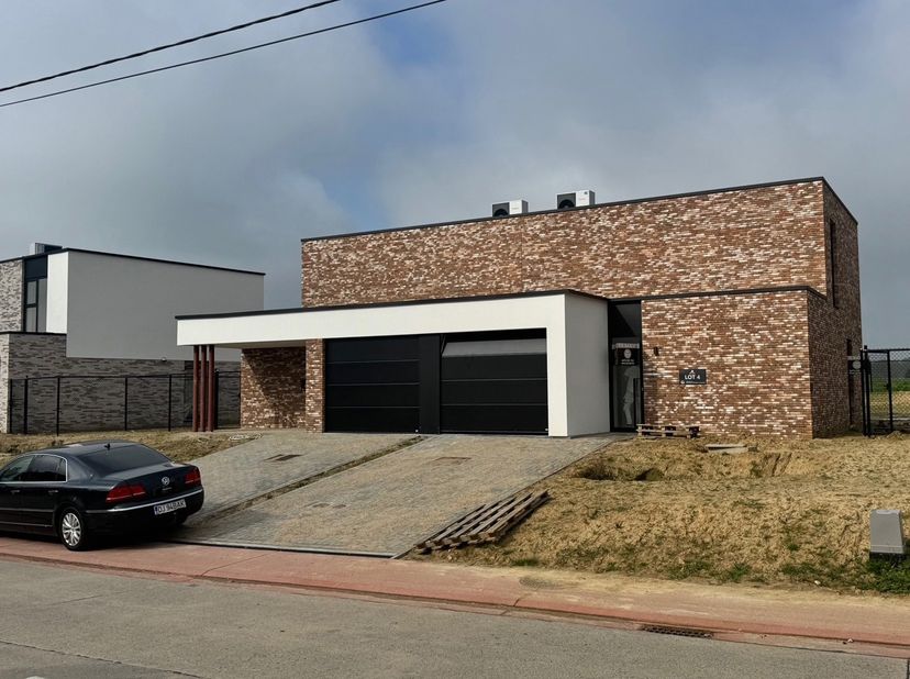 In de Attenrodestraat, midden in het karaktervolle Meensel-Kiezegem, worden er zeven ruime gezinswoningen gebouwd. Deze verborgen parel in het Hagelan
