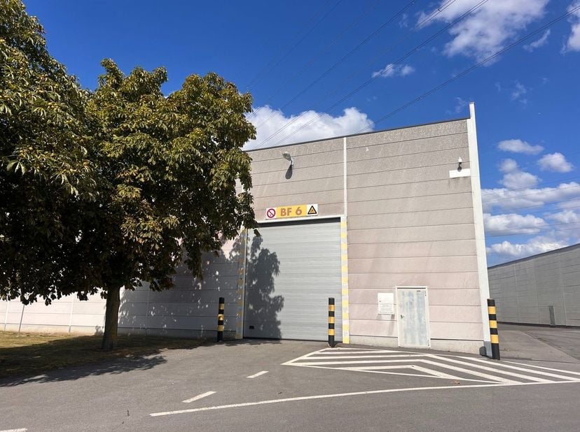 Vlakbij de E17 te Kruisem is dit magazijn van 15.178m² beschikbaar, geschikt voor zowel opslag, productie als logistieke doeleinden. Er is mogelijkhei