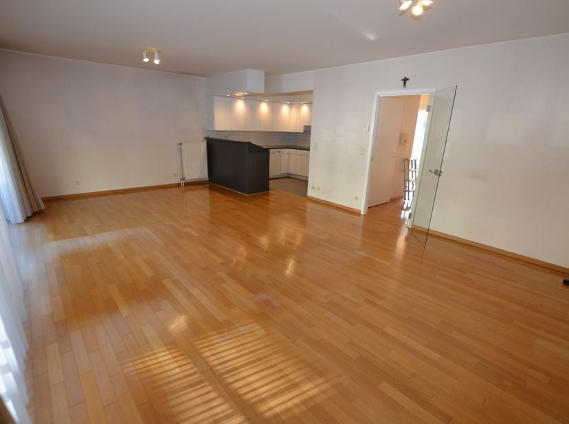 Mooi lichtrijk appartement met zonneterras en aankoop auto-staanplaats mogelijk. Het appartement bevindt zich op de tweede verdieping en is centraal g