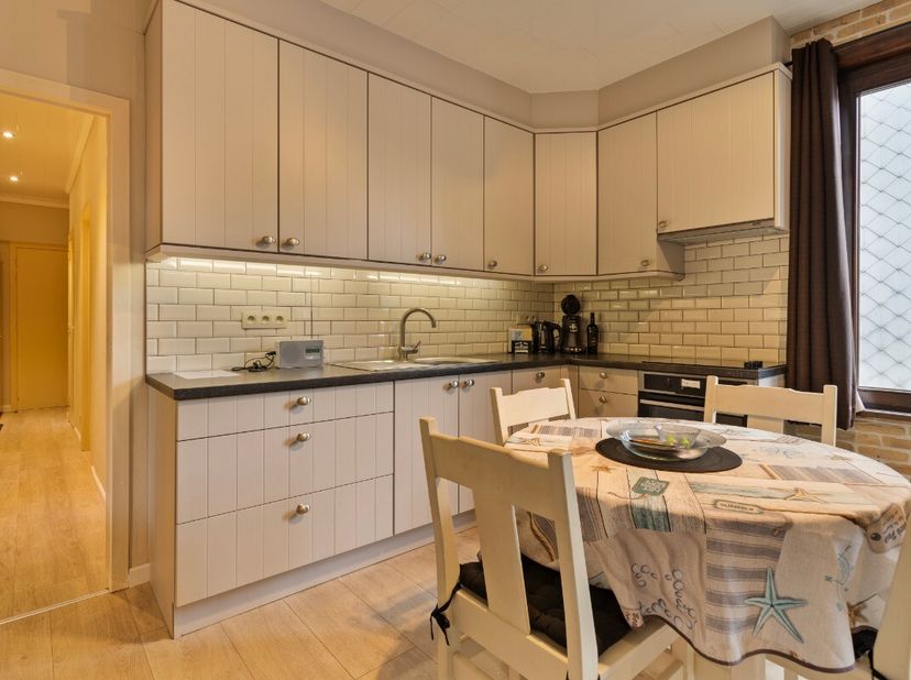 Blankenberge: Instapklaar appartement met 1 slaapkamer te koop vlakbij zee! Op de 2 verdieping van een charmante, kleinschalige residentie vinden we d
