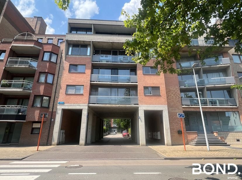Onmiddelijk beschikbaar. Immediately available.<br />
Ruim, volledig gemeubeld appartement met 1 slaapkamer en balkon te huur in het centrum van Leuve