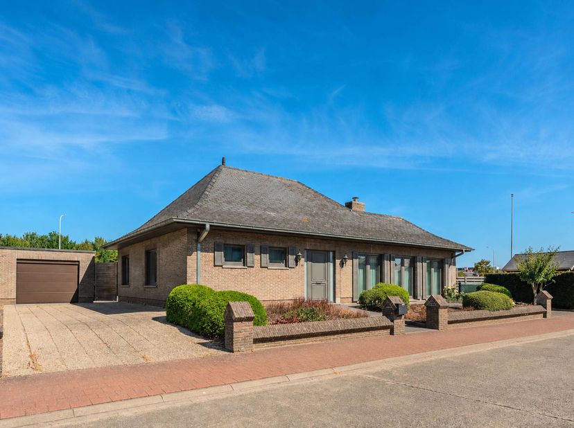 Deze woning te koop is gelegen langs de Dahlialaan te Oostende. Doordat alle essentiële ruimtes op het gelijkvloers liggen, is deze woning volledig le
