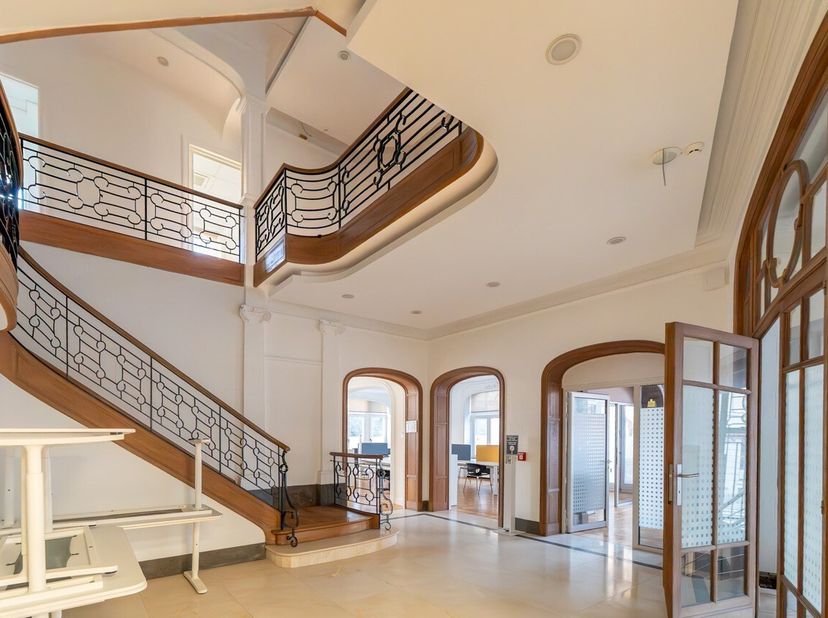 Situé à langle des rues Vleurgat et Américaine, entre lavenue Louise et le Châtelain, remarquable hôtel particulier de 1912 de ± 1.100 m², entièrement