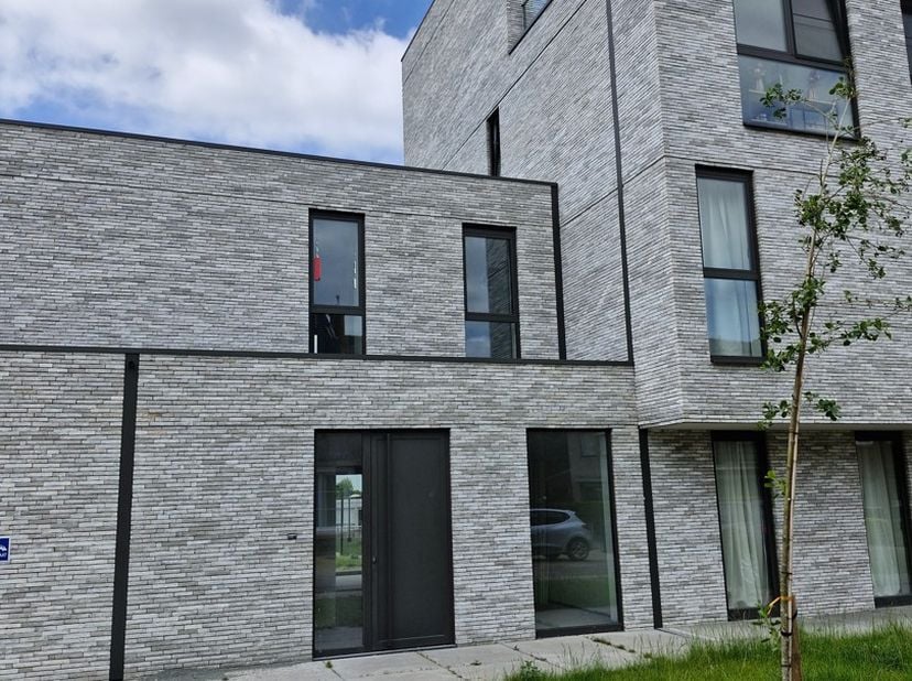Op een uitstekende locatie aan de Mielenweg in Sint-Truiden bevindt zich deze hoogwaardige nieuwbouwwoning, afgewerkt met duurzame en stijlvolle mater