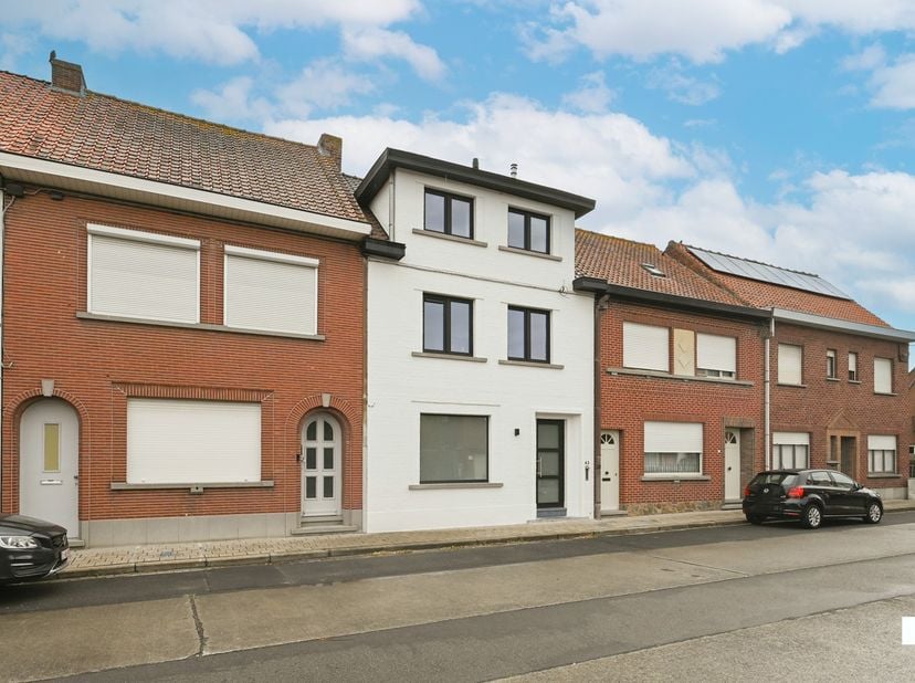 Ontdek deze volledig gerenoveerde eengezinswoning, die in 2024 grondig werd aangepakt. De woning werd volledig gestript, voorzien van nieuwe technieke