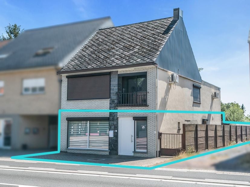 Centraal gelegen in Heusden vinden we dit bijzonder ruime appartement met een bewoonbare oppervlakte van maar liefst 150 m². Dankzij de ruime en prakt