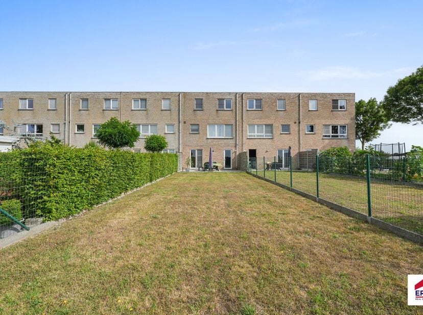 Wenduine: Bel-étage woning te koop in een rustige buurt met open zicht op de velden en een inpandige garage!Deze prachtige woning met bouwjaar 2003 li