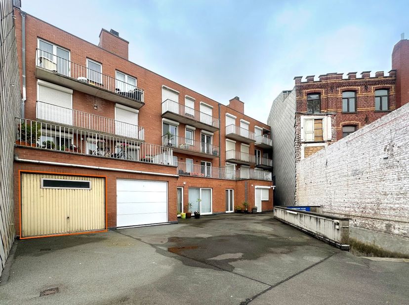 Deze private garage bevindt zich op een uiterst gunstige locatie, midden in centrum Wenduine, aan het begin van de Kerkstraat, vlakbij alle winkels en